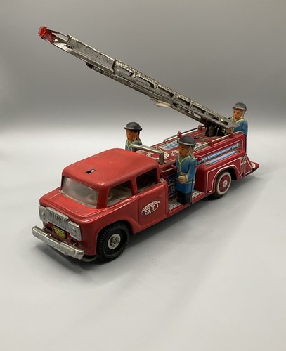 Großes altes feuerwehrauto - altes,
